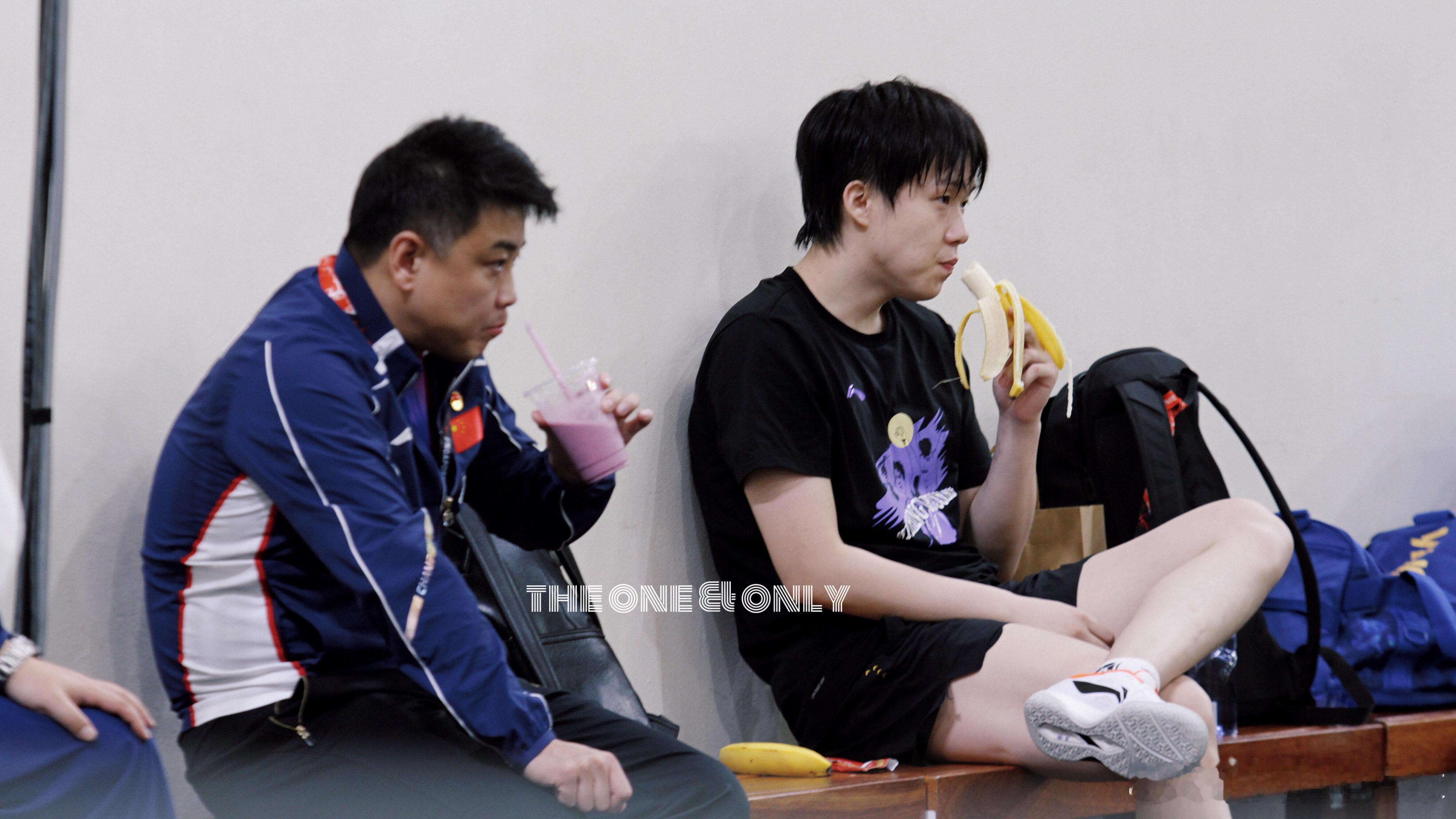 王楚钦和王皓这肤色对比，太明显了哈哈哈哈