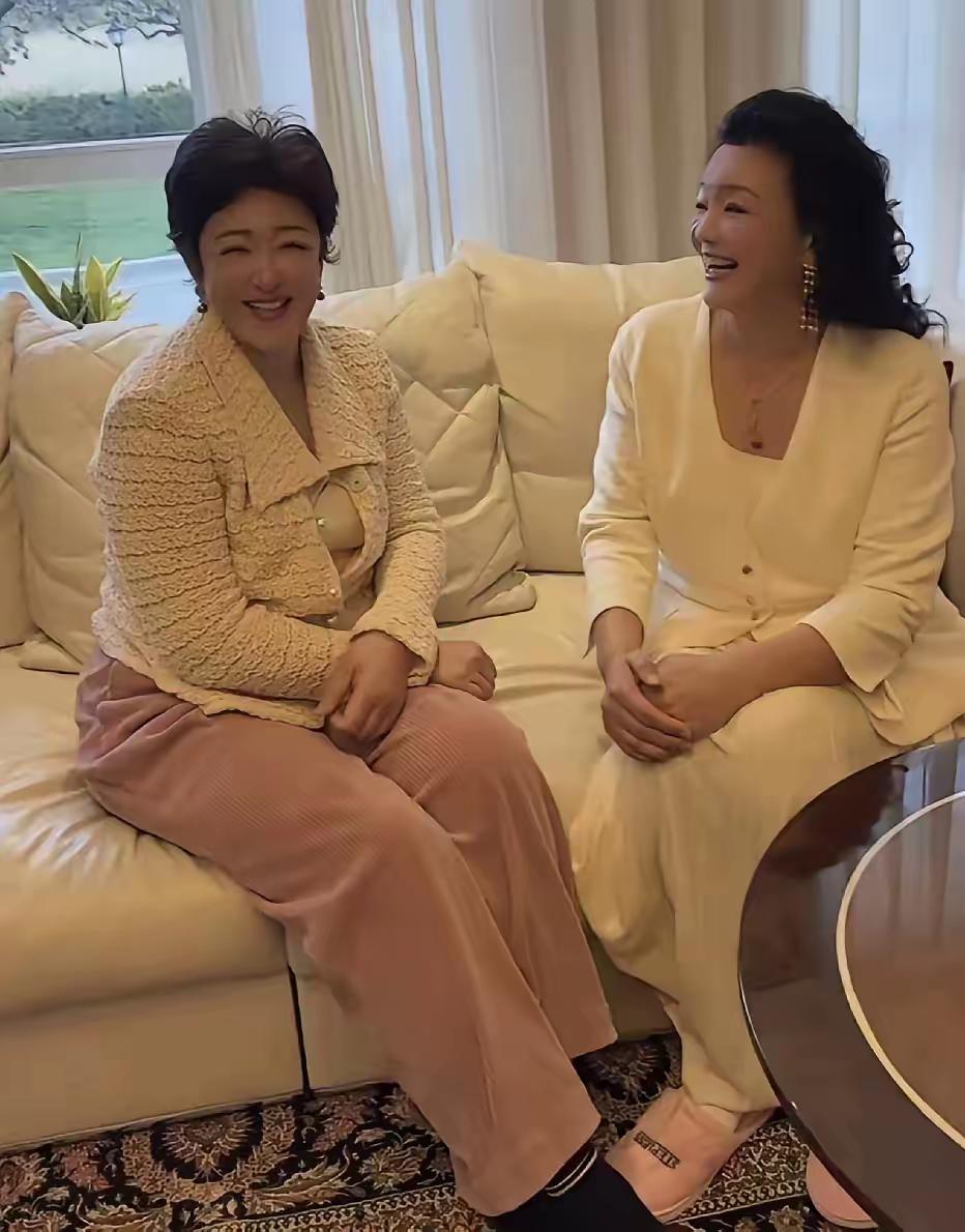 张兰和闺蜜赵行长合体啦。久未合体的两个人坐在一起有说不完的话，两个人看上去都非