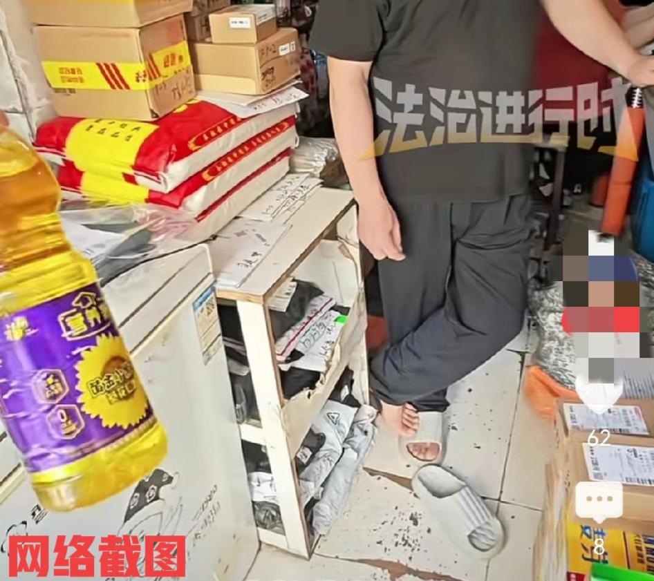 湖北宜昌有男子口渴去小超市买饮料。在男子的说明要求之下，老板特意拿出了一瓶所