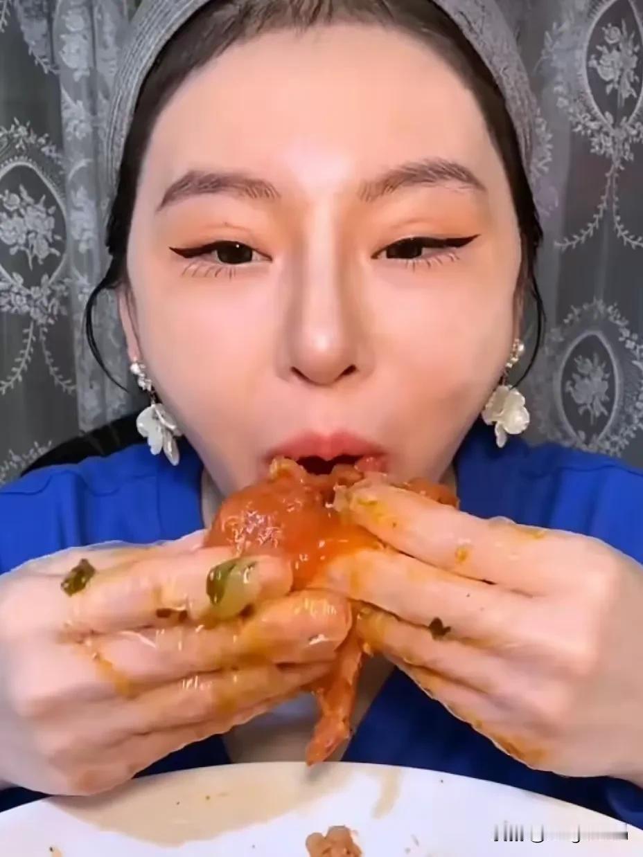 这种吃播为啥一直不管呢？究竟是傻到什么程度，才当吃播？究竟是什么人，在津津有味的