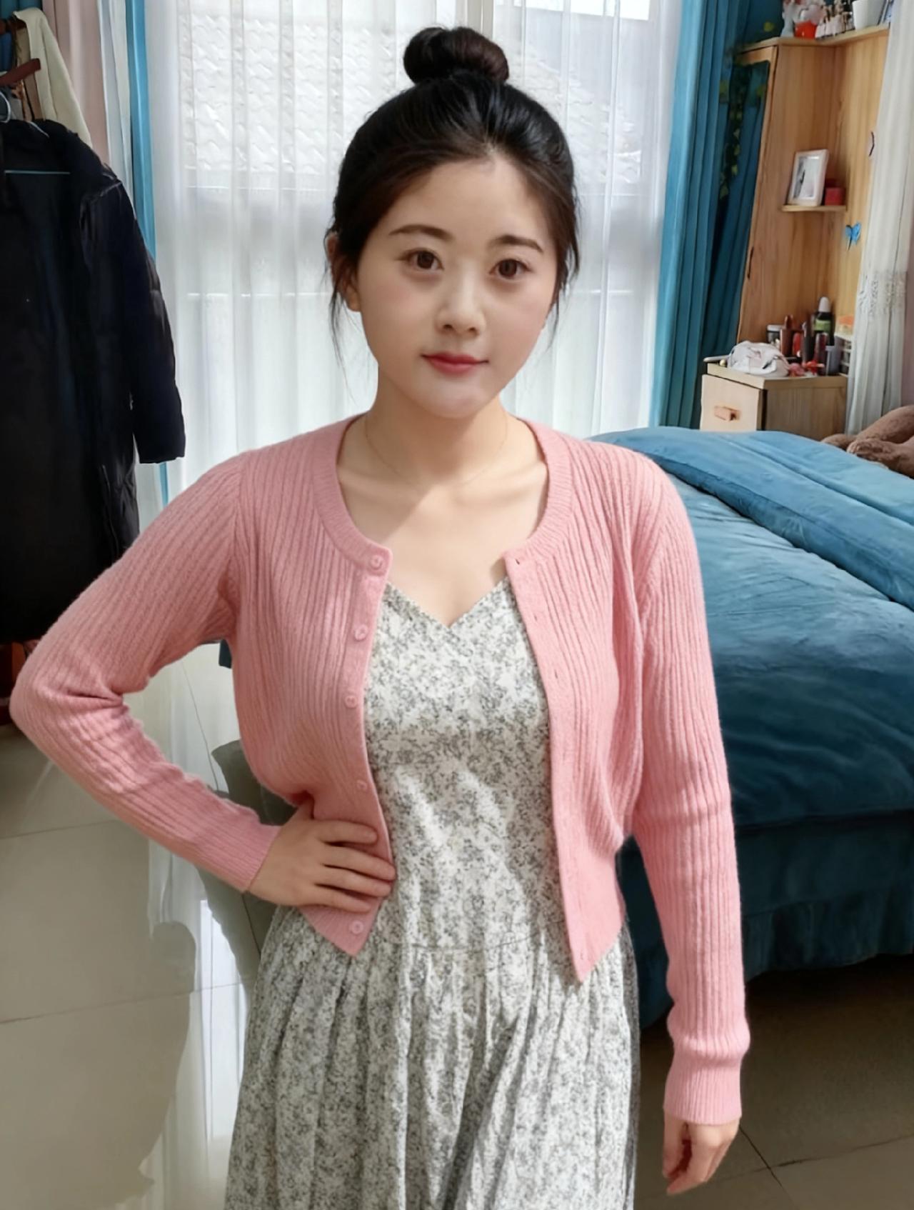 浅靥轻颦立画堂，粉衫淡影透微凉。幽思不共东风语，独对窗纱数月光。