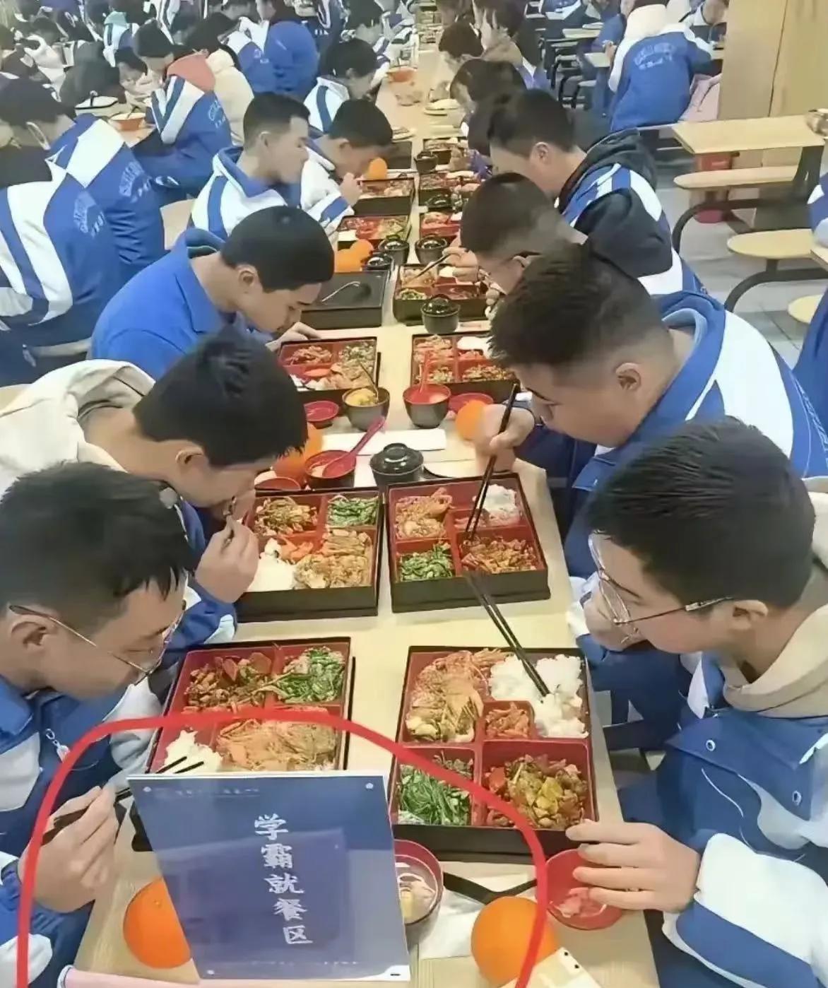 “凭什么区别对待学生，把孩子分三六九等级，这不是伤孩子的自尊心吗？”一个学校布置