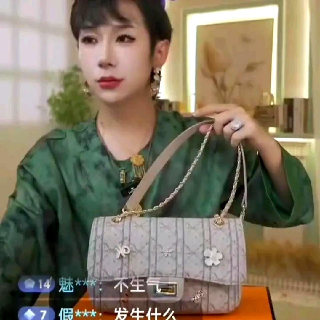 主播家俊在直播间生气了！因为有人内涵前老板娘了！家俊现在自己开播卖货，直播间