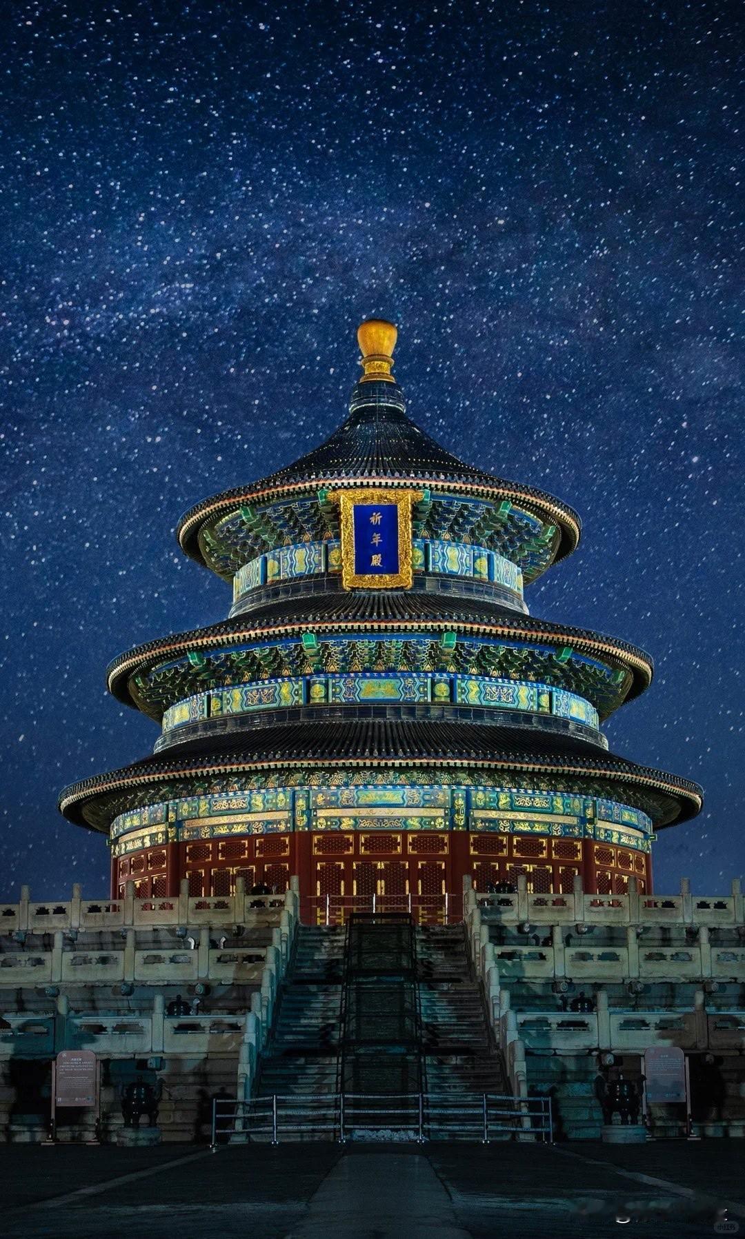 虽然是北京人，但孤陋寡闻的我今天才知道天坛祈年殿晚上是会亮灯的。
