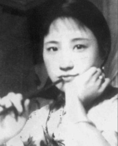 1929年，徐志摩逛完青楼之后回到家中，抱着妻子陆小曼坏笑道："她们一个个都非常
