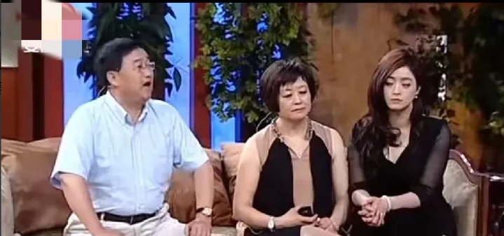 华妃的扮演者蒋欣和爸爸妈妈一同上节目接受采访。她的父母看上去就并非寻常之人，戴着