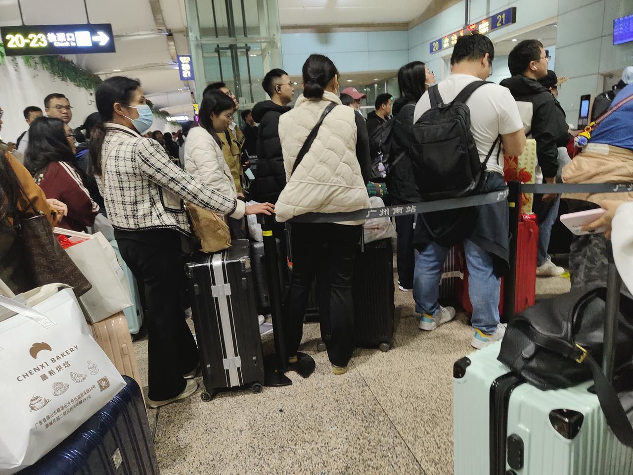 今天坐高铁回家，一种憋屈又无奈的感觉被我遇到了，明明自己是这趟车，却被一堆还没到