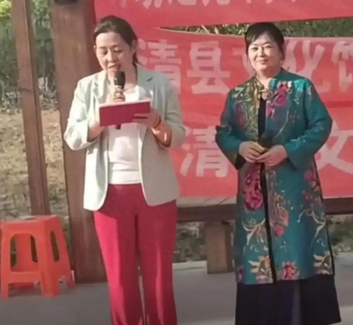 赵丽颖母亲罕见公开亮相，穿绿色牡丹花中式褂子气场十足，网友惊呼：简直和赵丽颖一个