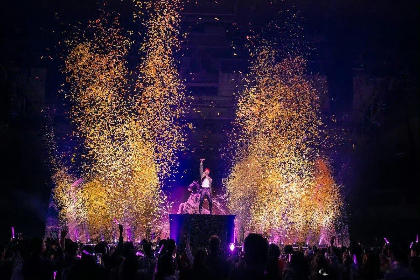 李荣浩浪漫疯子李荣浩的浪漫是疯子式的！不张扬不预告，直接端出2026黑马巡回