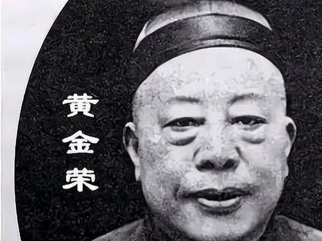 一天深夜，黄金荣的儿媳妇李志清偷偷跑进公公房间，李志清脱掉身上的衣服，小心翼翼的