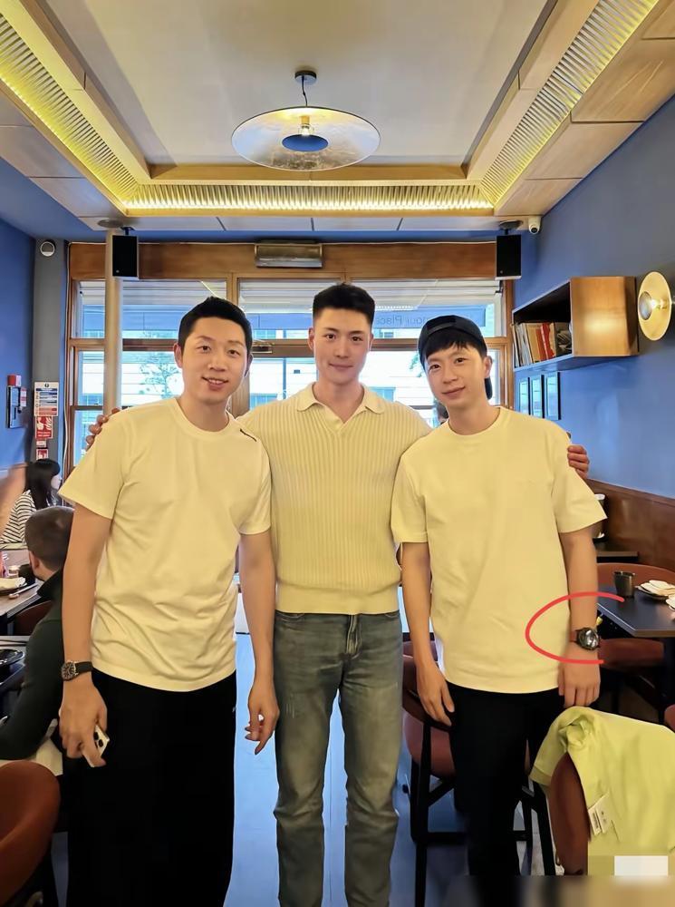 马龙手上那块表，我劝你别查价，查完心态当场就崩。那块是欧米茄超霸，巴黎奥运