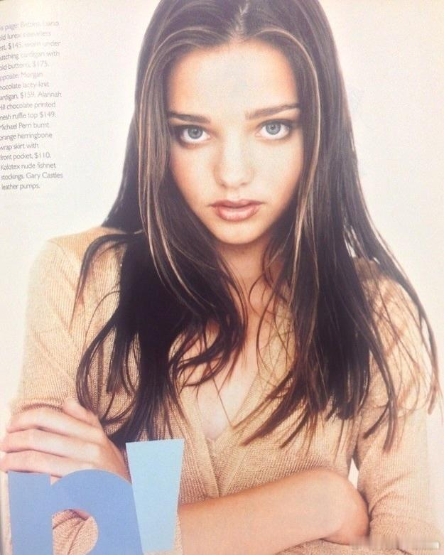 MirandaKerr米兰达可儿晒同一姿势将近30年后的对比，美貌不变