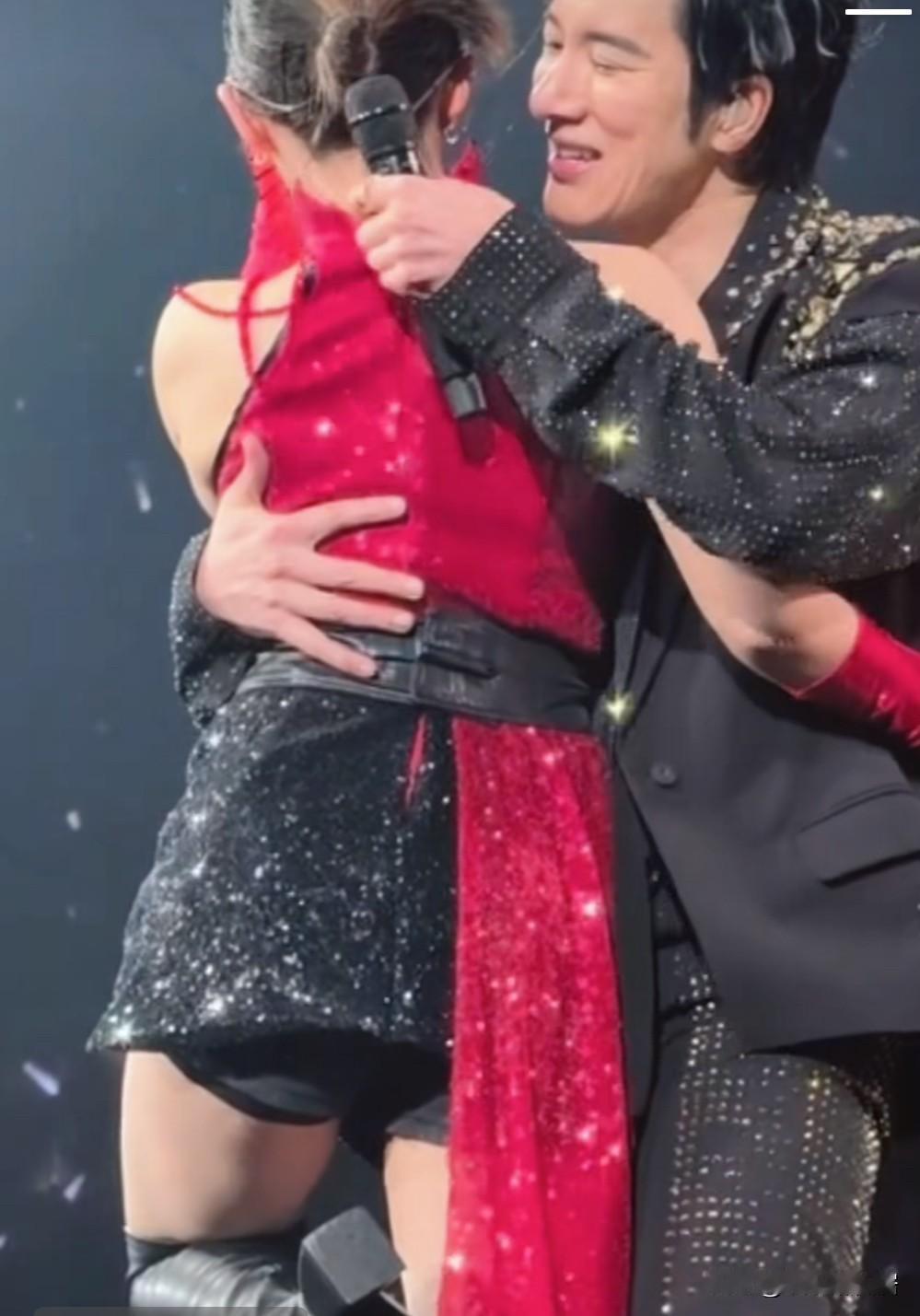 艾玛没眼看🤦🏻‍♀️你说这一个舞伴和歌手之间都这样时间长了难免产生一些复