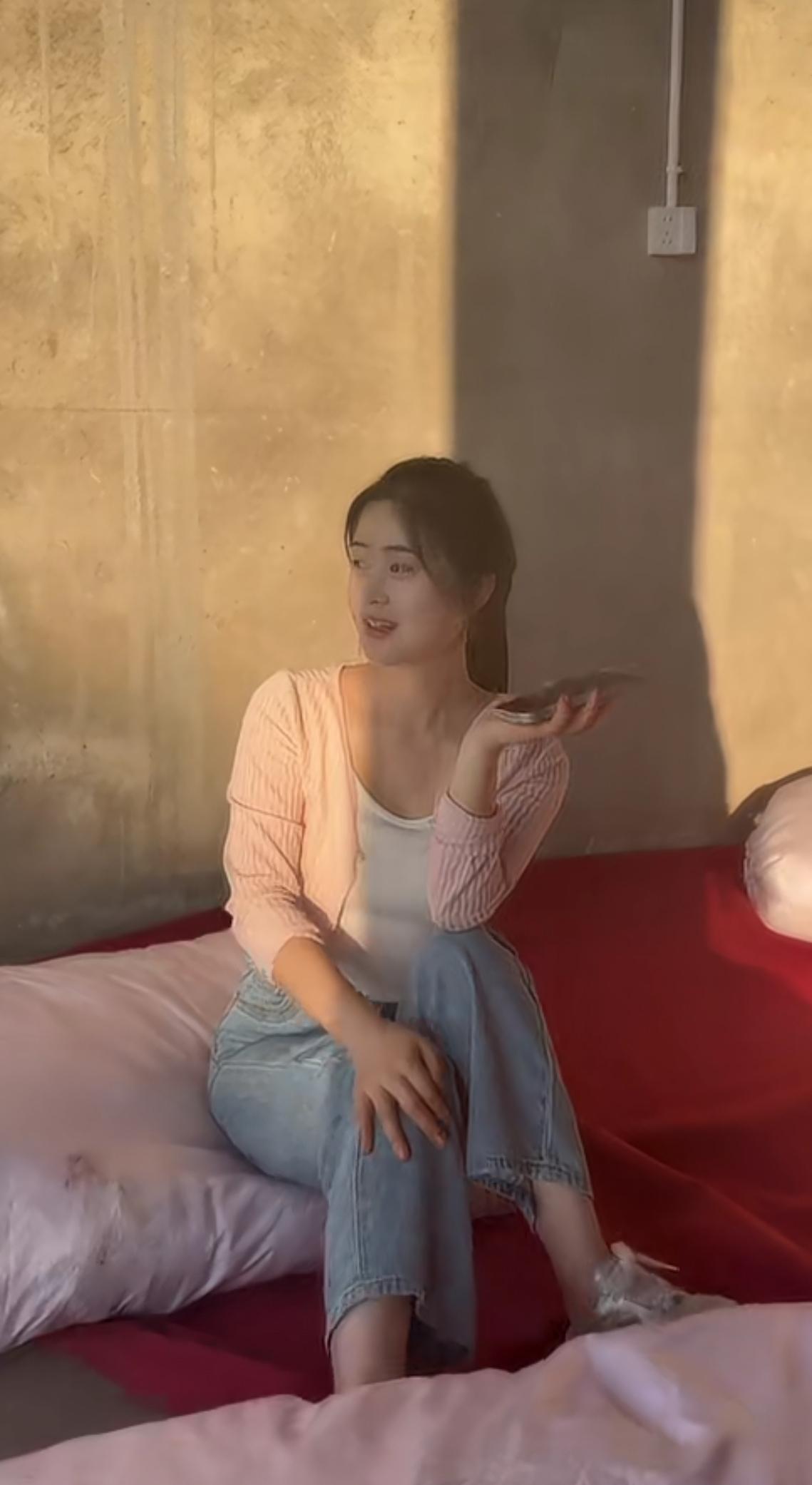 阳光照在漂亮婷婷的身上更动人。