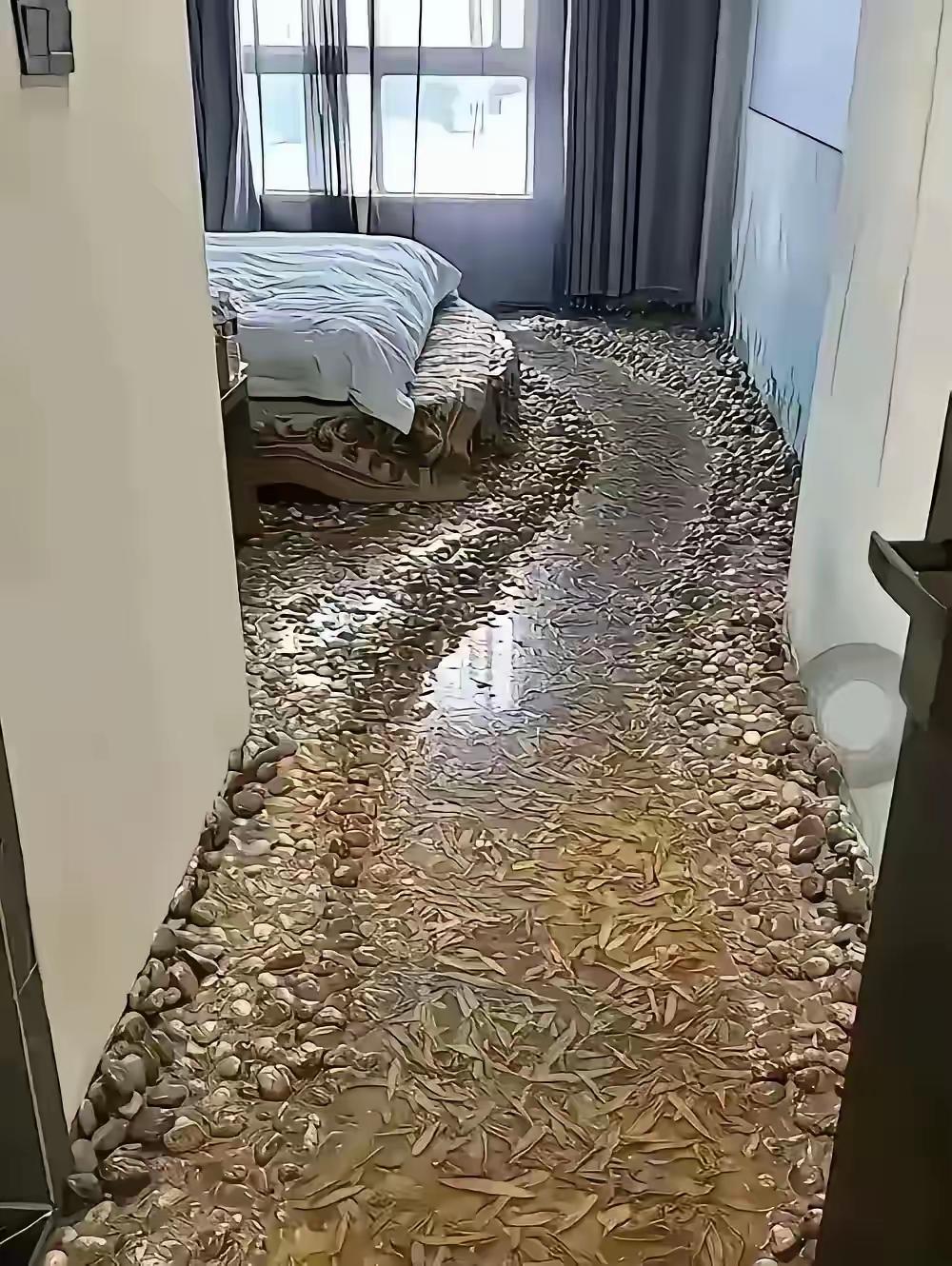 入住这样的房间，你会觉得别具一格还是不适应？酒店应该是想营造一种小桥流水边的睡眠
