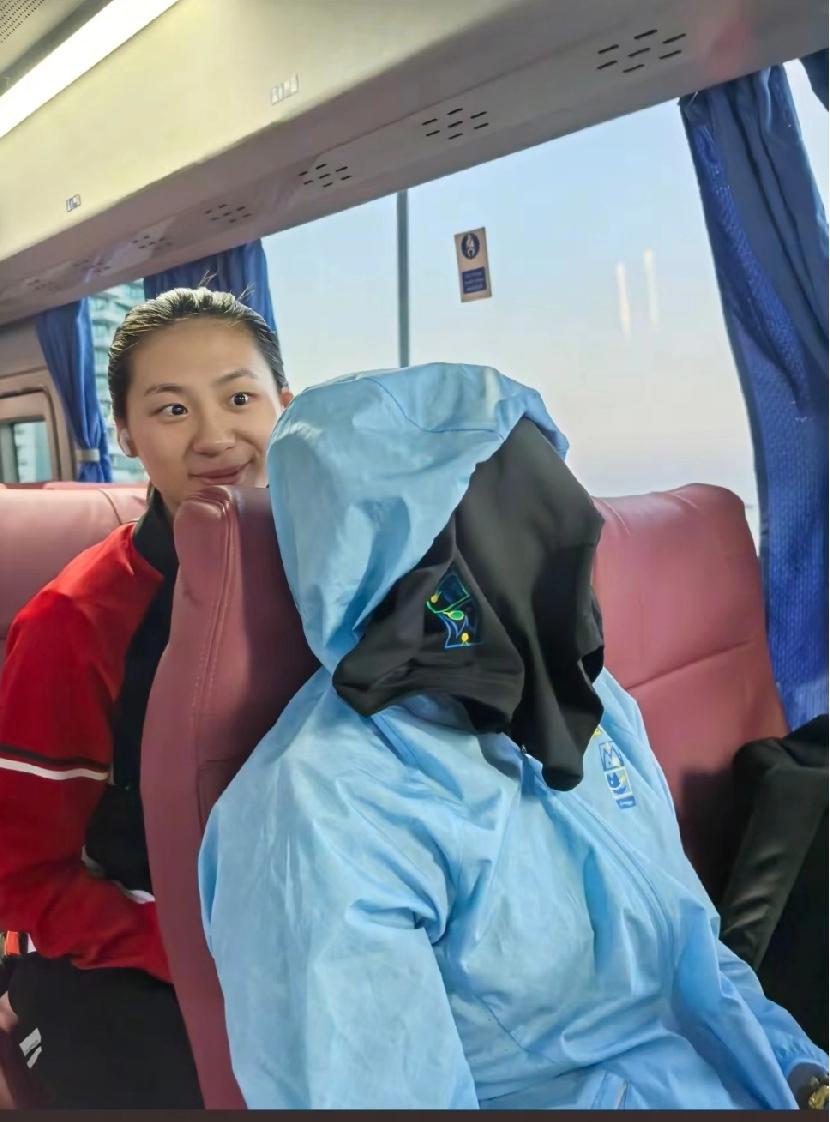 刷到这张图直接笑不活了！画面里裹成蓝色“粽子”的居然是王曼昱，要不是粉丝盯着手串