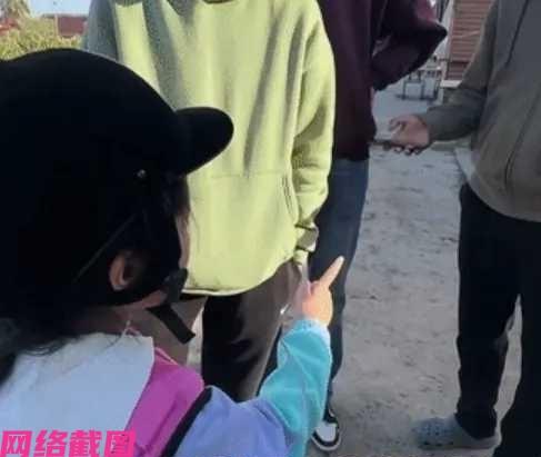 有名才九岁女孩在和自己爸妈在埃及旅行时，女孩在马场游玩时，发觉所需要马匹有点问题