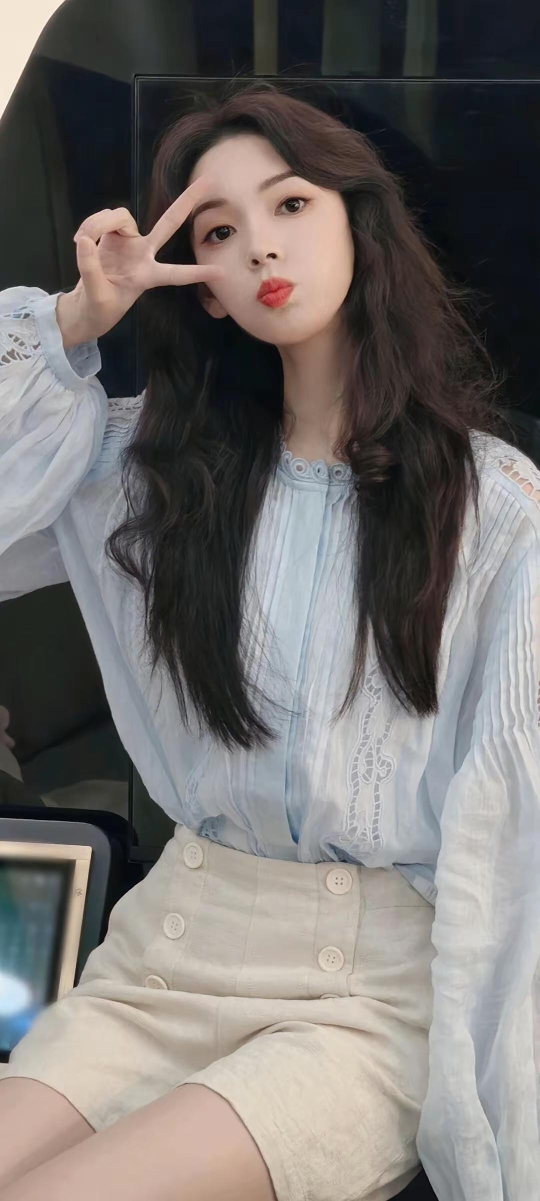 美女壁纸～陈瑶，阳光正好，微风不燥，眉眼间皆是温柔与自在。无论是慵懒惬意的午后，