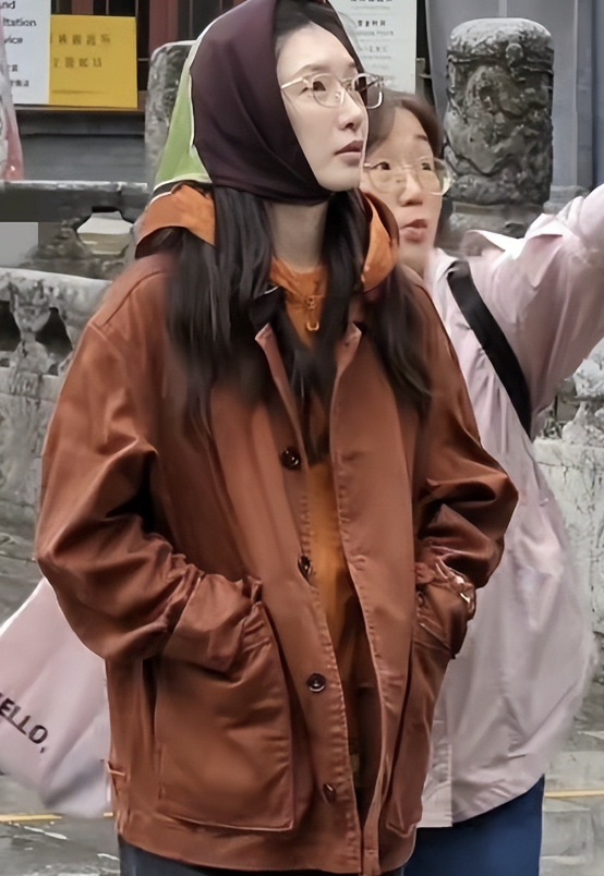 江疏影素颜被偶遇，没化妆的她看起来判若两人