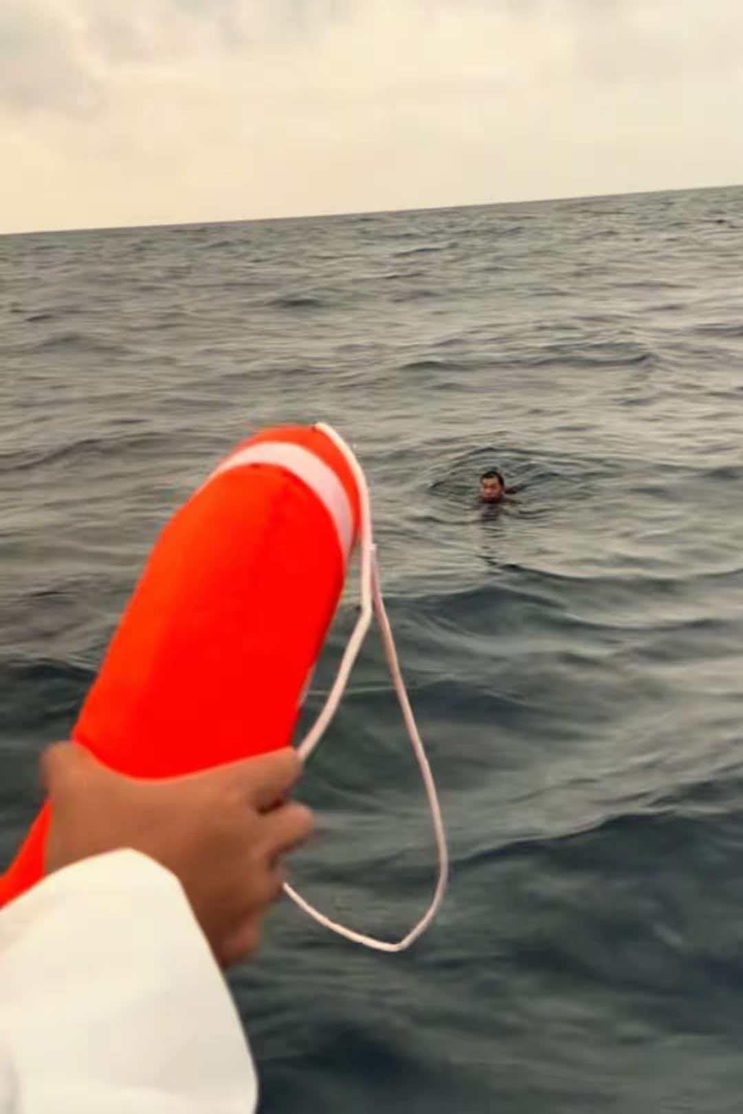 广东海域，三名钓友相约开着小船出海，本来盼着这一趟能满载而归，没想到船刚到钓点，