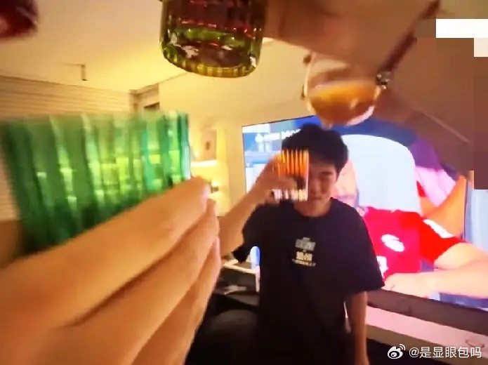 苏醒深夜晒照，和陈楚生、陆虎、张远，在他家看球！有点可惜，王栎鑫和王铮亮没来，可