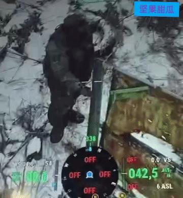 强悍的毛子，俄军在雪地里操弄迫击炮，一架乌军FPV挑衅式的轰炸，被俄军躲过后，一