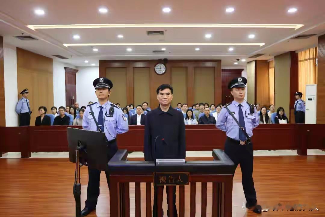 其实，看到72岁的洪礼和被判20年，再看看，就在刚刚，40岁就正厅的“邱凌”被