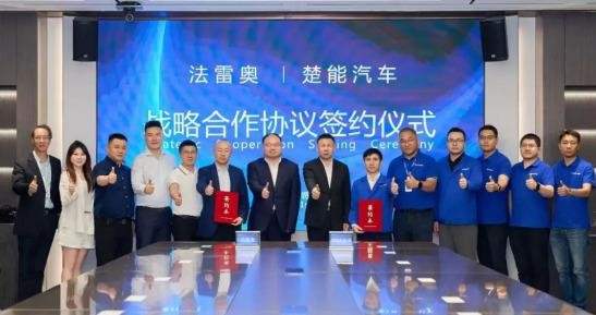 一个卖电池的，真要下场造车了。不光是造，还把全球汽车零部件巨头法雷奥给拉到了自己