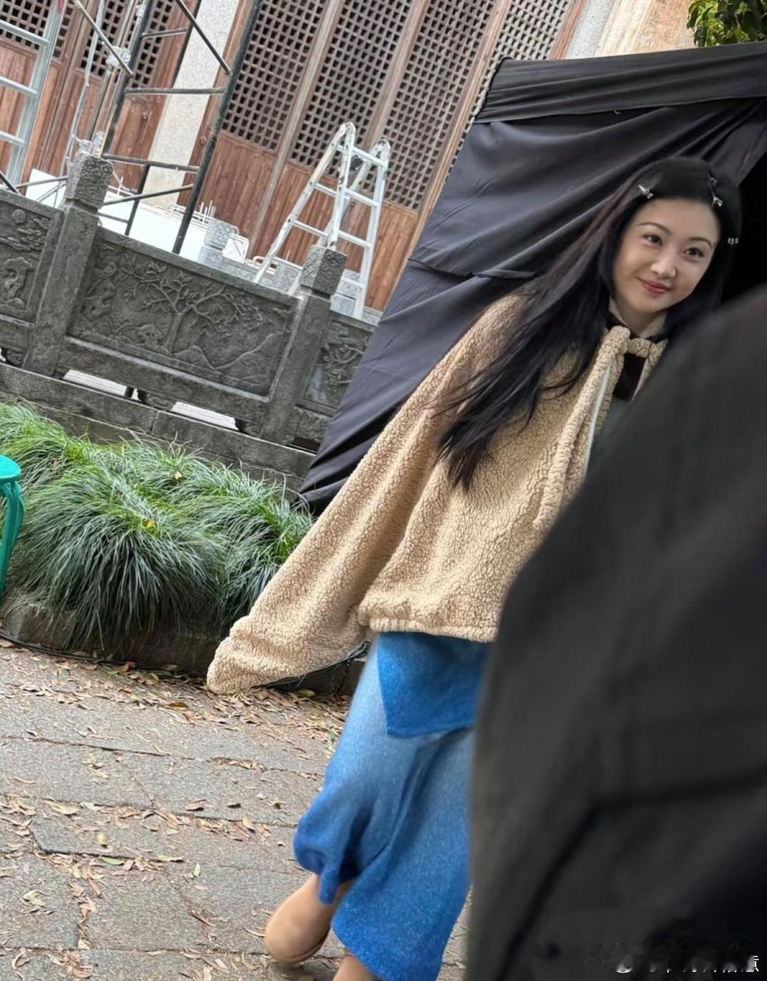 37岁景甜出现在安徽小镇街头。穿得挺朴素，长发随意披着。皮肤白得亮眼，身材圆润有曲线，表情娇俏灵动，