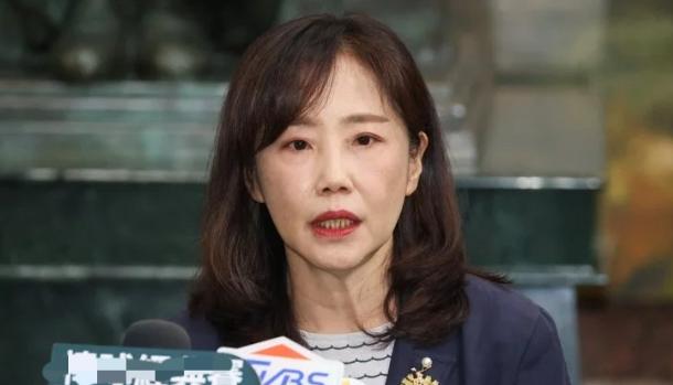 尹乃菁：郑丽文访陆期间手机遭台当局监听除了证实国民党副主席李乾龙座车遭装追踪