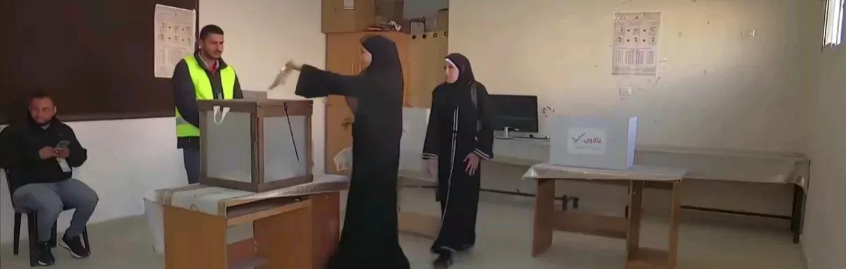 巴权力机构在加沙组织投票选举半岛电视台报道，当地时间25日，巴勒斯坦权力机构