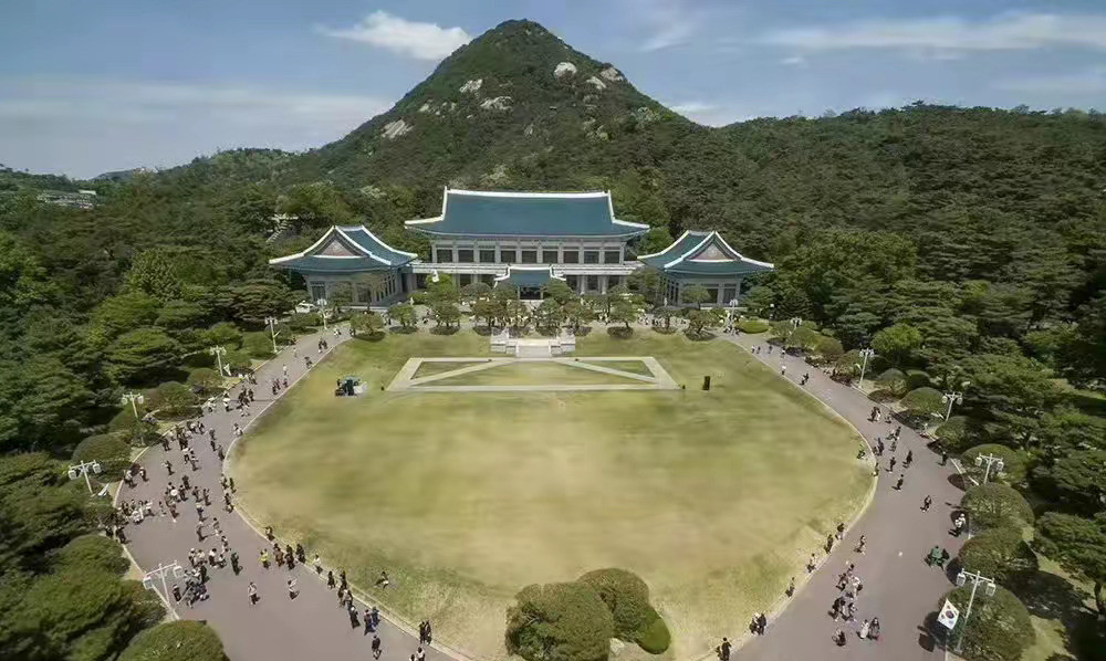 韩国两总统府，背后都有小坟头---