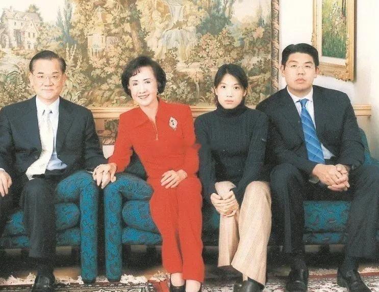 连胜文这种，50多岁了，说句话还是时不时提他爹跟个没断奶、不懂事人似的，说“国际