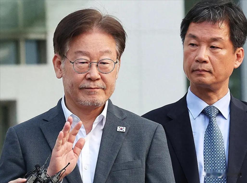 两名朝鲜战俘，手里拿着俄罗斯护照，飞机落地首尔。就这么一件事，居然把韩国总统李在明架在火上烤了。事情
