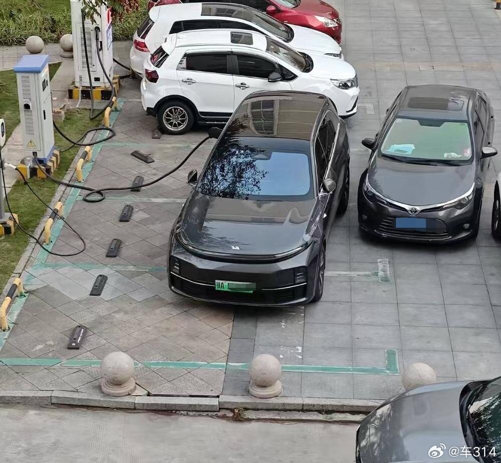 这个好理解，理想亲手做大做强的这块蛋糕，已经被友商们瓜分太多了。小米YU7拿走了