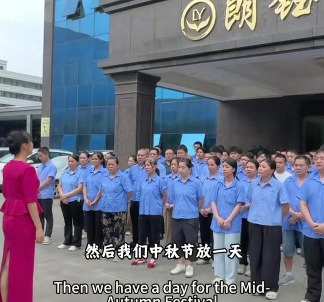 今年中秋福利，最实在的可能不是月饼，而是一张百元现金。东莞有些工厂直接把月饼
