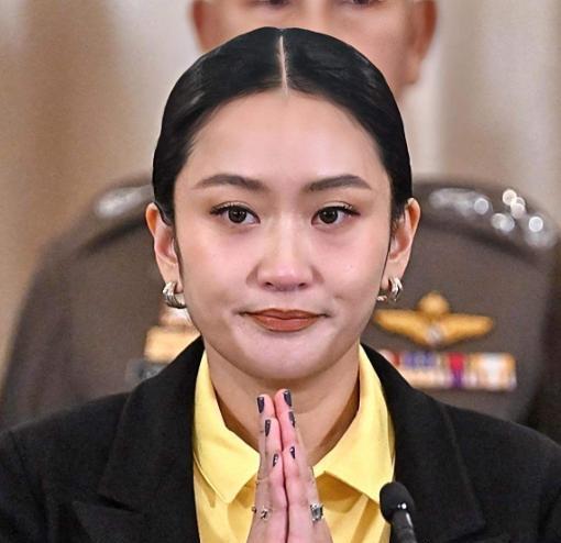 就在刚刚，泰国政坛一夜之间风云突变！你绝对想不到，这位女总理竟敢“硬刚”王室？