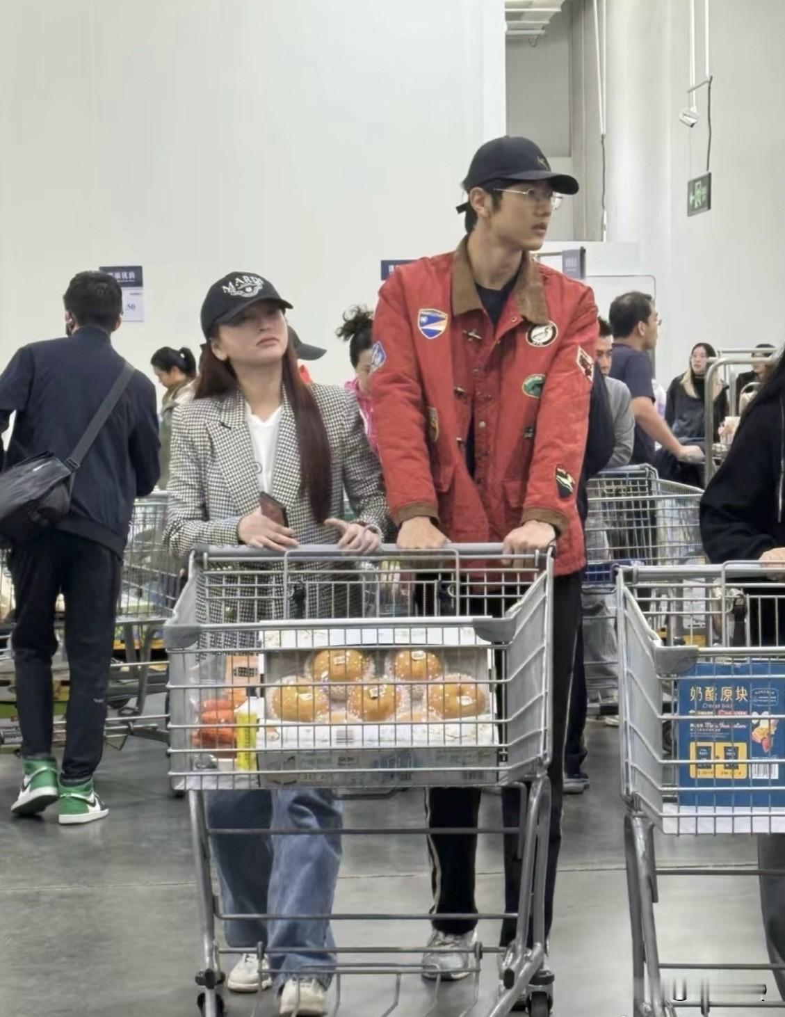 网友偶遇金莎和小男友孙丞潇逛超市采购，两人最萌身高差很是引人瞩目，看样子是同居了