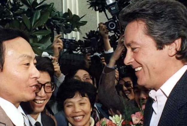 1987年，阿兰德龙在上海看了一次《佐罗》中文版的，听到里面的配音，他自己都惊呆