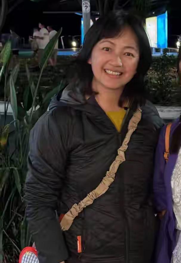 罗海琼澳洲度假被偶遇，51岁穿搭引热议，俩女儿罕见同框！[比心]8月4日，有网