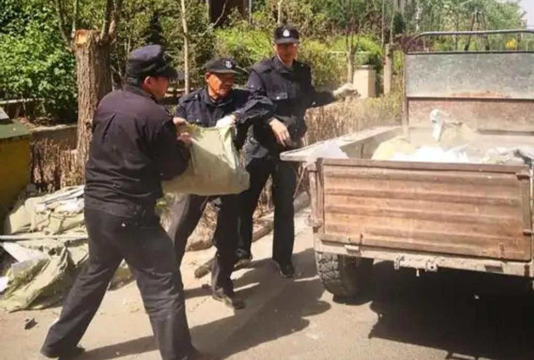 我觉得还是在高档小区当保安好，吃得好，住的好，工资还高。高档小区的保安穿的保安服
