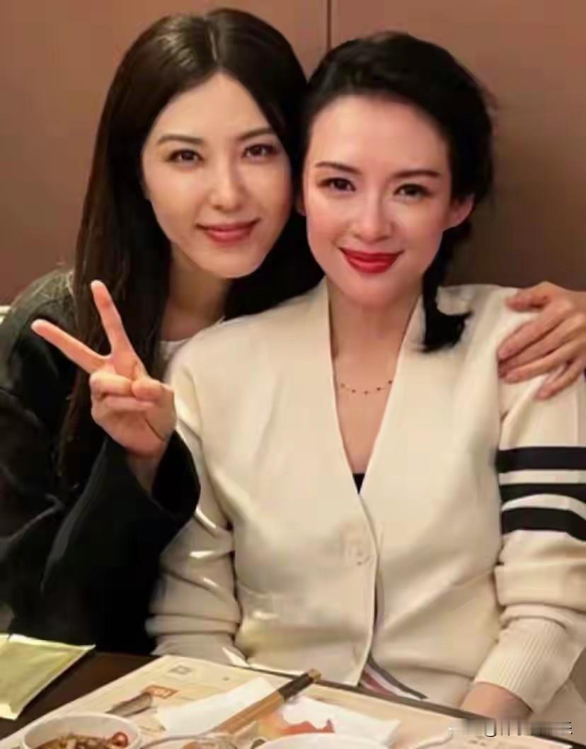 2026年1月26日，章子怡在社交平台发文晒图，一句“老同学偶遇”，瞬间将大众的