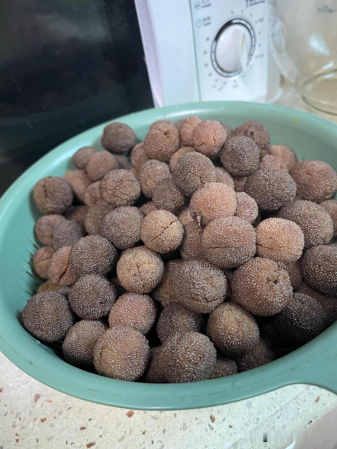 江西人会做杨梅酒。前几天早上到老板娘家，发现厨房台子上一菜箩杨梅，是那种颜色