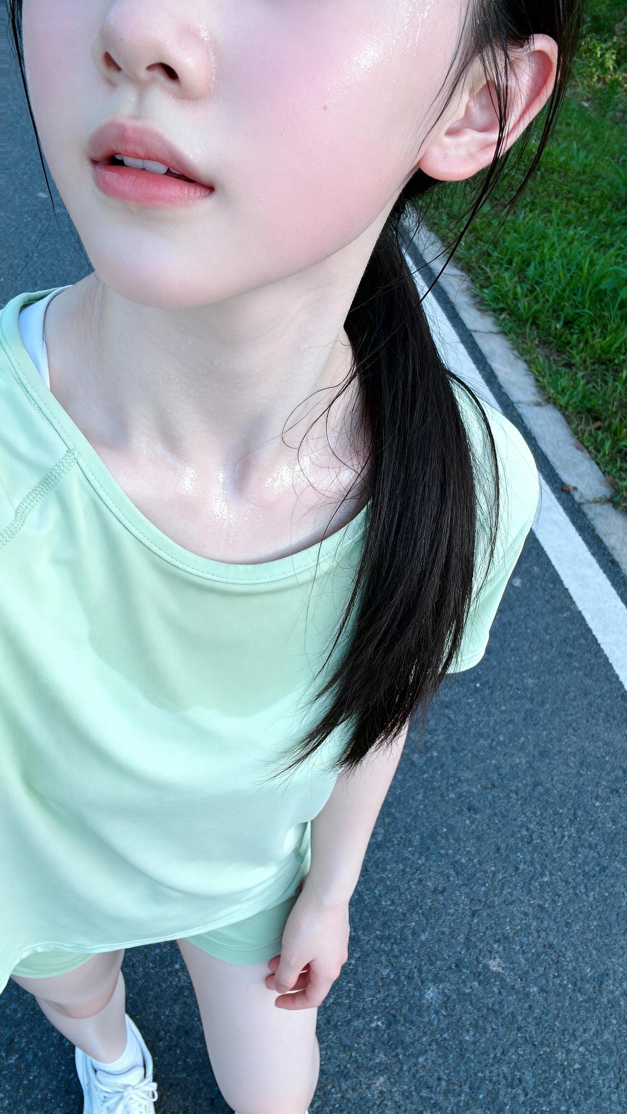 大汗淋漓的感觉真的超棒！就拿我运动的时候来说，每次跑步跑到气喘吁吁、汗水不停地从