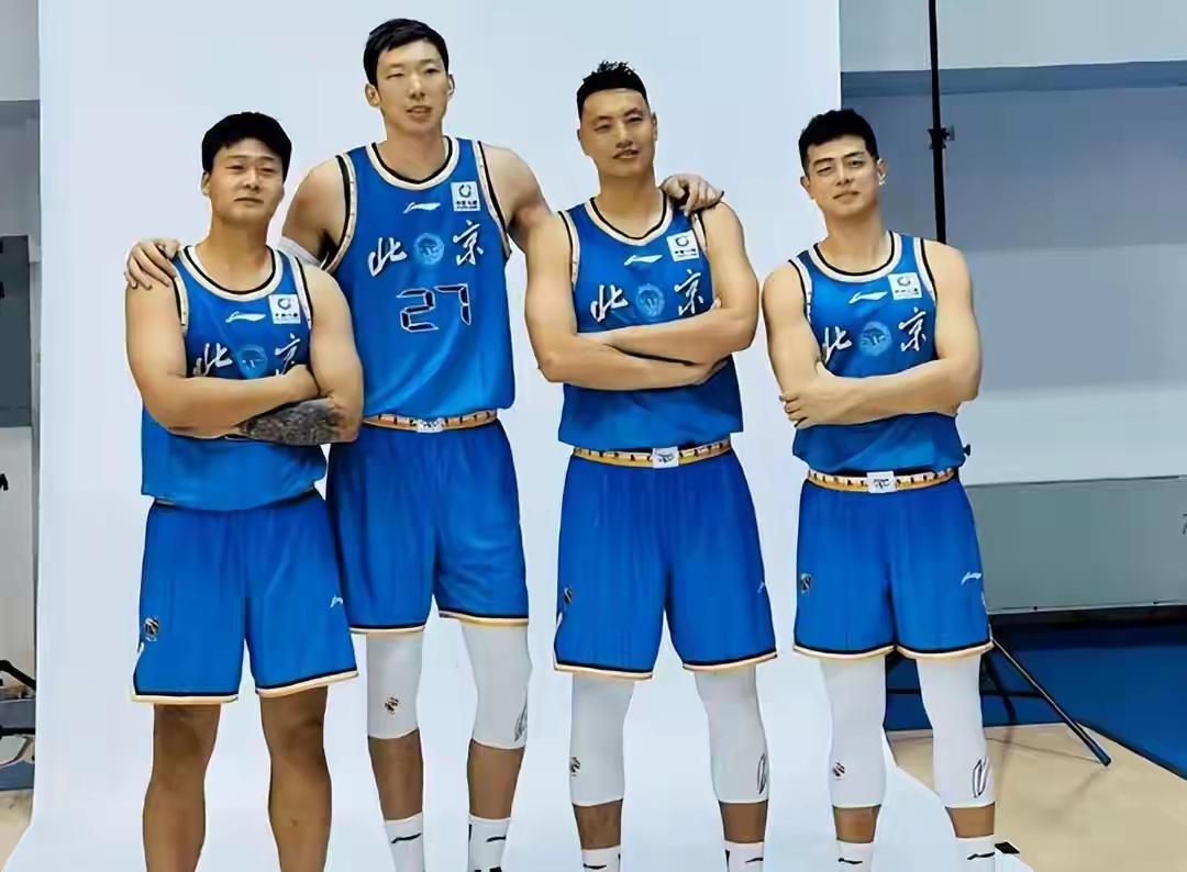 周琦，小川，赵睿，曾凡博，方硕，雷蒙去北京车展站台去了，有模有样，精神头十足的去