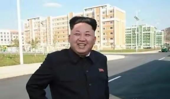 金正恩彻底不装了！朝鲜不仅出兵援俄，还清空了几十年库存卖武器，狂赚上百亿美元。普