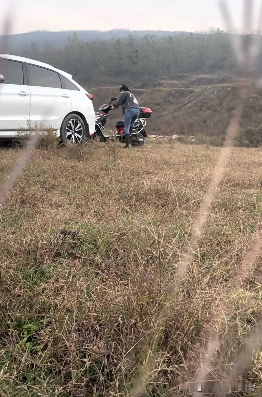 不怕小车停的偏，就怕电车停旁边电车只要靠边停，里边肯定有内情