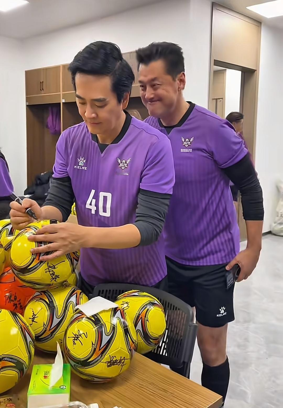 64岁香港演员陈庭威，如今定居广州，住着简约素净的豪宅，过着半隐居的悠闲生活。