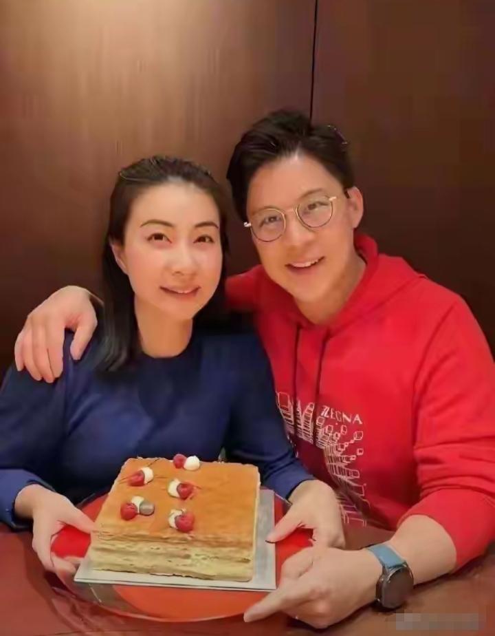 主持人鲁豫跟向太说，豪门婚姻是不是不允许自由恋爱，必须是经过长辈允许的才可以自由