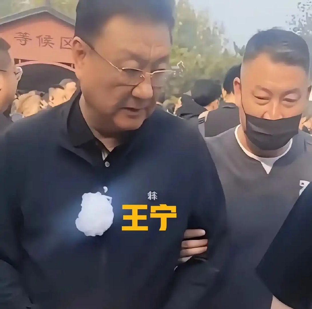 敬一丹告别仪式结束，女儿王尔晴回头久久望着礼堂不愿走，丈夫王梓木默默陪伴，央视同仁含泪送别，那个背影
